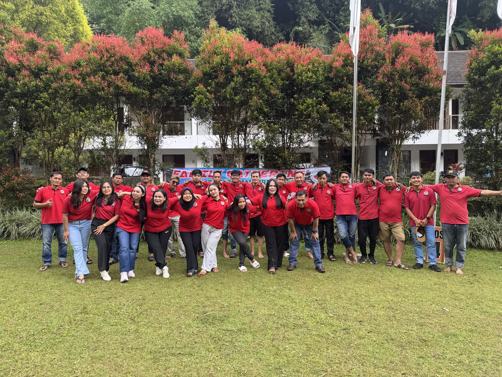 Ketua, manajer, dan karyawan KSP Natamaro Mandiri Jaya berfoto bersama di Lembah Permai Resort, Cipanas.